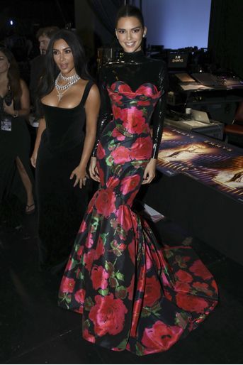 Kim Kardashian et Kendall Jenner lors de la cérémonie des Emmy Awards à Los Angeles le 22 septembre 2019