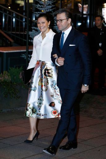 La princesse héritière Victoria de Suède, dans une jupe JennyMax, et le prince consort Daniel, à Stockholm le 16 octobre 2017