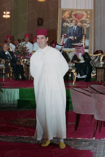 «Le marié, Khalid Benharbit, docteur en médecine, spécialisé en radiologie, porte la djellaba et la chéchia traditionnelles.» - Paris Match n°2365, 22 septembre 1994