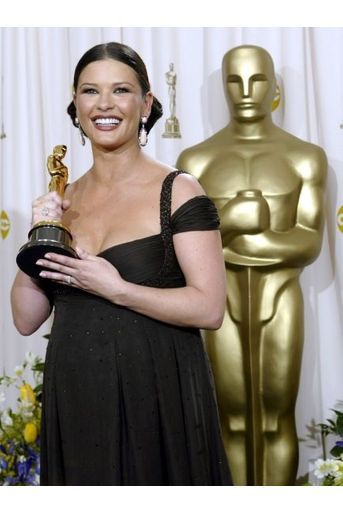 Pour "Chicago", Catherine Zeta-Jones obtient l'Oscar du meilleur second rôle.