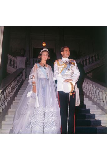 Le roi Constantin II de Grèce et sa fiancée la princesse Anne-Marie de Danemark lors du bal organisé la veille de leur mariage, à Athènes le 17 septembre 1964 