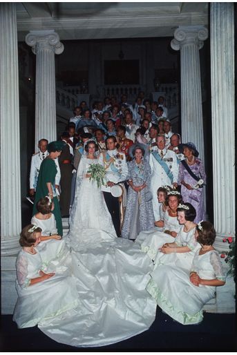 Photo officielle du mariage du roi Constantin II de Grèce et de la princesse Anne-Marie de Danemark, à Athènes le 18 septembre 1964 