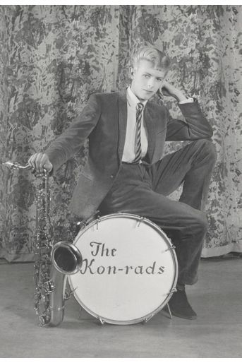 Photo promotionnelle de 1963,pour les Kon-rads, son premier groupe. Bowie est alors âgé de 16 ans.