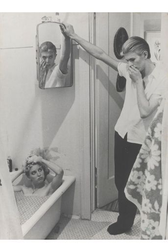 Collage de photos de tournage du film "L'Homme qui venait d'ailleurs" (1975-1976). Réalisé par Nicolas Roeg, David Bowie y incarne un extraterrestre échoué sur Terre.