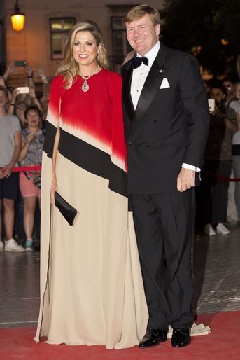 La reine Maxima des Pays-Bas dans une robe Jan Taminiau à Lisbonne, le 11 octobre 2017