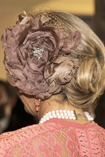 Détail de la coiffure, vue de dos, de la reine Maxima des Pays-Bas à Lisbonne, le 11 octobre 2017