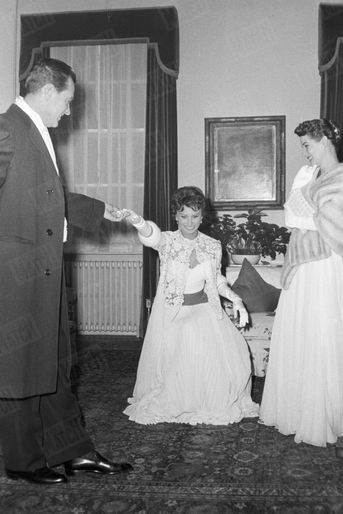 «Les épaules couvertes de sa modestie, Sophia répète. Bientôt elle verra la reine. » - Paris Match n°449, 16 novembre 1957