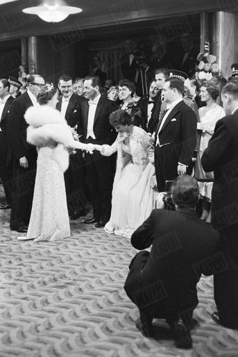 «L'instant est arrivé: Sophia s'incline devant Elisabeth qui lui dit : « Je suis si contente de vous revoir. » Elle lui avait déjà été présentée l'an dernier. À sa droite, William Holden. » - Paris Match n°449, 16 novembre 1957