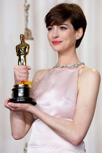Anne Hathaway remporte l&#039;Oscar de la meilleure actrice dans un second rôle en 2013.