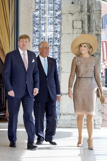 La reine Maxima et le roi Willem-Alexander des Pays-Bas avec le président portugais Marcelo Rebelo de Sousa à Lisbonne, le 10 octobre 2017
