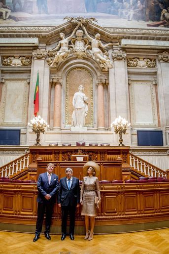 La reine Maxima et le roi Willem-Alexander des Pays-Bas avec le président du Parlement à Lisbonne, le 10 octobre 2017