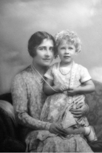 La future reine Elizabeth II avec sa mère - non datée