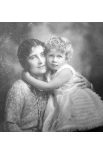 La future reine Elizabeth II avec sa mère - non datée