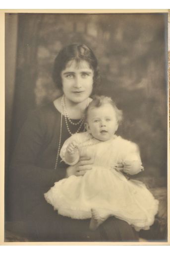 La future reine Elizabeth II sur les genoux de sa mère, en 1926