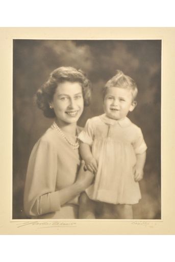 La reine Elizabeth II avec son fils le prince Charles, 1949