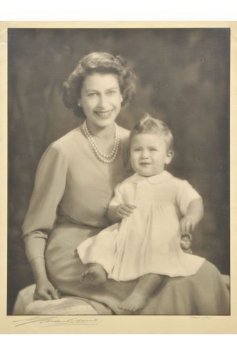 La reine Elizabeth II avec son fils le prince Charles, 26 octobre 1949