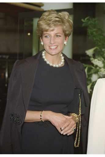 La princesse Diana portant le bracelet en or orné de deux saphirs en 1994 lors d&#039;une visite à Mayfair