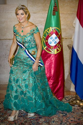 La reine Maxima des Pays-Bas dans une robe émeraude de Jan Taminiau à Lisbonne, le 10 octobre 2017