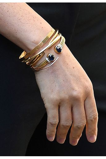 Meghan Markle a également emprunté à la collection de Diana un bracelet en or orné de deux saphirs