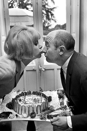 1966 - Avec eux, les spectateurs sont sûrs de se régaler. Dans la bouche de Mireille, d’habitude, Audiard met des bons mots. Dans la bouche d’Audiard, ce jour-là, c’est Mireille qui met de bons mets. L’actrice et le dialoguiste, qui se retrouvent en 1966 au festival de Cannes, sont de vieux complices : « Ne nous fâchons pas », la nouvelle comédie policière de Georges Lautner, sortie à Paris il y a seulement quelques jours, est déjà leur cinquième film ensemble. Le titre d’un des prochains, également réalisé par Lautner, restera, entre eux comme pour le public, le surnom familier de Mireille : « La grande sauterelle ». Photo : Francois Pages / Paris MatchRetrouvez Paris Match Vintage sur Facebook<br />
, Twitter <br />
et Instagram<br />
