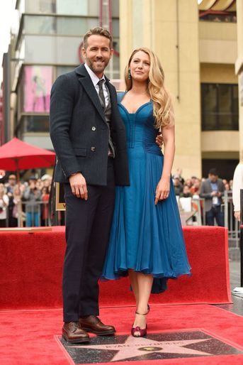Ryan Reynolds reçoit son étoile à Hollywood en 2016, entouré de sa femme et de ses deux enfants