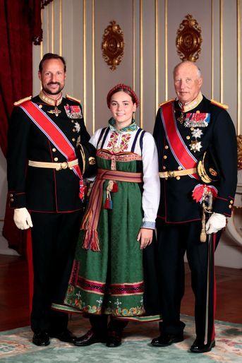 La princesse Ingrid Alexandra de Norvège avec son père le prince Haakon et son grand-père le roi Harald V, à Oslo le 31 août 2019. Photo officielle de sa confirmation