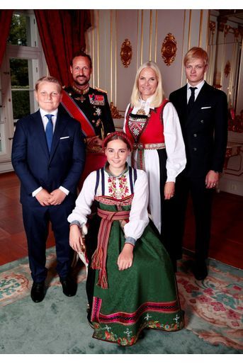 La princesse Ingrid Alexandra de Norvège avec ses parents et et ses frères, à Oslo le 31 août 2019. Photo officielle de sa confirmation