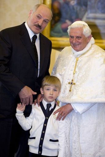 Alexandre Loukachenko et son fils Nikolaï rencontrent le pape Benoît XVI au Vatican, le 27 avril 2009