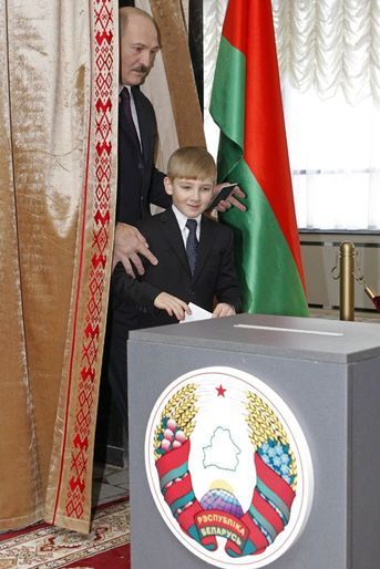 Alexandre Loukachenko vote avec son fils Nikolaï à Minsk, le 19 décembre 2010