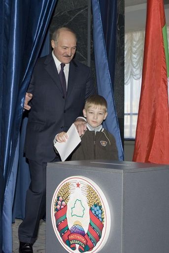 Alexandre Loukachenko vote avec son fils Nikolaï à Minsk, le 25 avril 2010