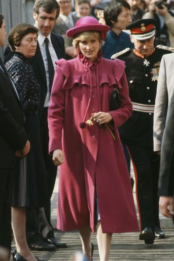 Lady Diana un manteau de Bellville Sasoon à Liverpool, en avril 1982