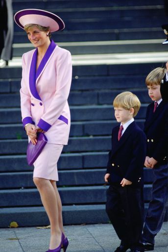 Lady Diana dans un tailleur de Catherine Walker avec les princes Harry et William à Londres, le 12 octobre 1990