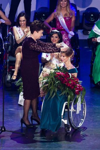 La Bélarusse Alexandra Chichikova, 23 ans, sacrée samedi Miss Monde en fauteuil roulant.