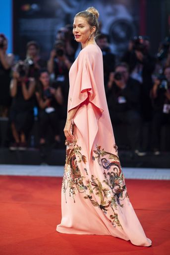 Sienna Miller à la 76e édition du festival international du film de Venise, à la première de "The Laundromat"
