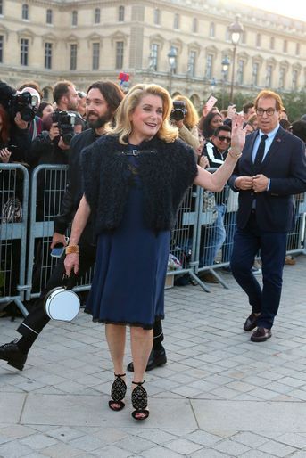 Catherine Deneuve au défilé Louis Vuitton à Paris