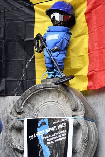 Le Manneken-Pis dans son costume de démineur à Bruxelles, le 29 septembre 2017