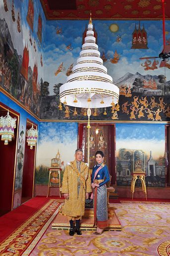 Le roi de Thaïlande Maha Vajiralongkorn (Rama X) avec Sineenat Bilaskalayani, sa concubine officielle. Photo diffusée le 26 août 2019 par le Palais royal de Thaïlande