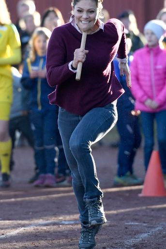 La princesse Victoria de Suède pratique la course de relais lors de sa randonnée dans le Hälsingland, le 22 octobre 2018