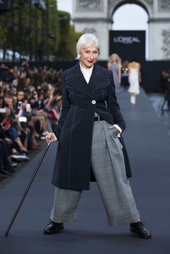 Helen Mirren sur le podium du défilé L'Oréal sur les Champs Élysées