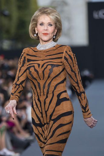 Jane Fonda sur le podium du défilé L'Oréal sur les Champs Élysées