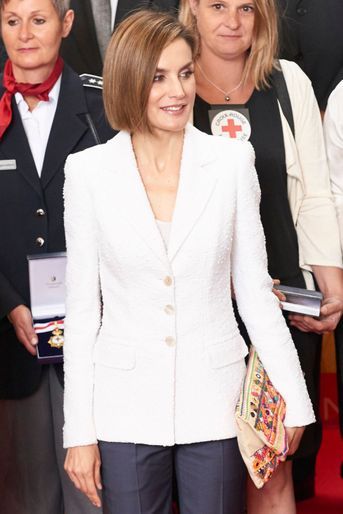 La reine Letizia d'Espagne avec une pochette ethnique rebrodée Mango, le 8 mai 2015
