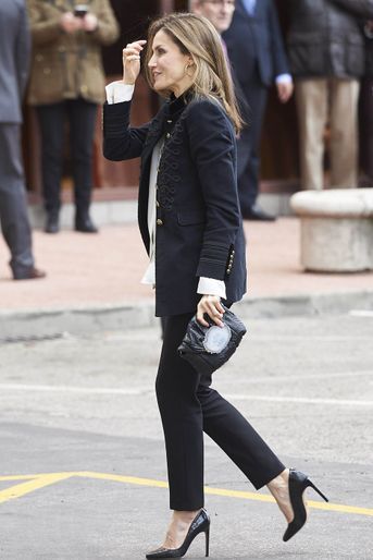 La reine Letizia d'Espagne avec une pochette noire Malababa ornée d'une tranche d'agate, le 28 février 2017