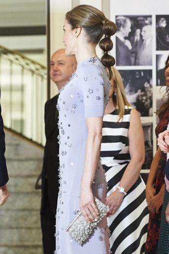 La reine Letizia d'Espagne avec une pochette Felipe Varela à franges argent, le 30 mai 2017