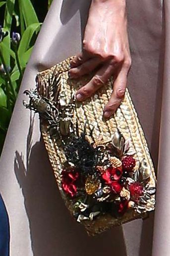 La pochette Suma Cruz de la reine Letizia d'Espagne ornée de fleurs et de scarabées, le 14 juillet 2017