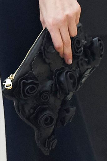 La pochette noire Uterqüe à décor de fleurs en cuir de la reine Letizia d'Espagne, le 16 février 2015