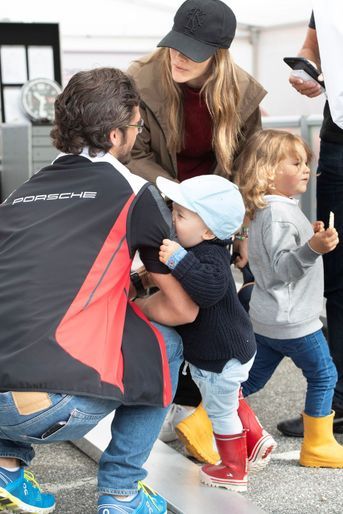 La princesse Sofia et le prince Carl Philip de Suède avec leurs fils les princes Alexander et Gabriel sur le circuit suédois de Gellerasen, le 18 août 2019 