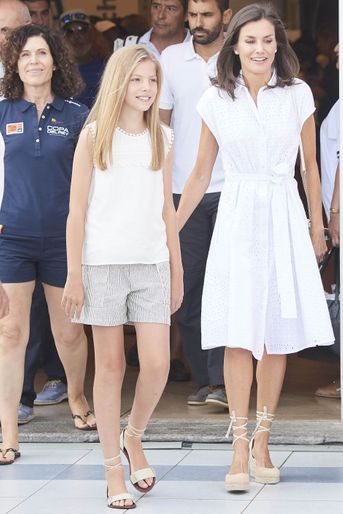 La reine Letizia d'Espagne dans une robe Adolfo Dominguez sur l'île de Majorque, le 1er août 2019