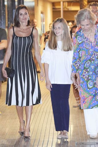 La reine Letizia d'Espagne dans une robe Carolina Herrera sur l'île de Majorque, le 2 août 2019