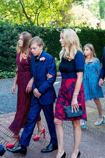 La princesse Mabel des Pays-Bas, avec la fille aînée et le fils du prince Constantijn et de la princesse Laurentien aux funérailles de la princesse Christina à La Haye, le 22 juin 2019