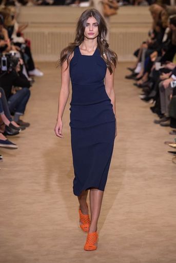 Roland Mouret célèbre sa Galaxy Dress pour la Fashion week de Paris